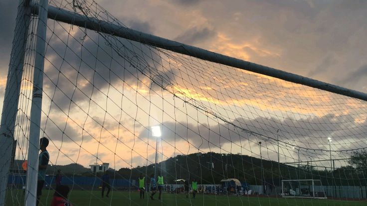 Arco de entrenamiento a contraluz durante un atardecer
