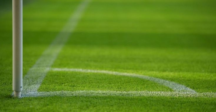 Banderín de córner y línea de cal sobre el césped