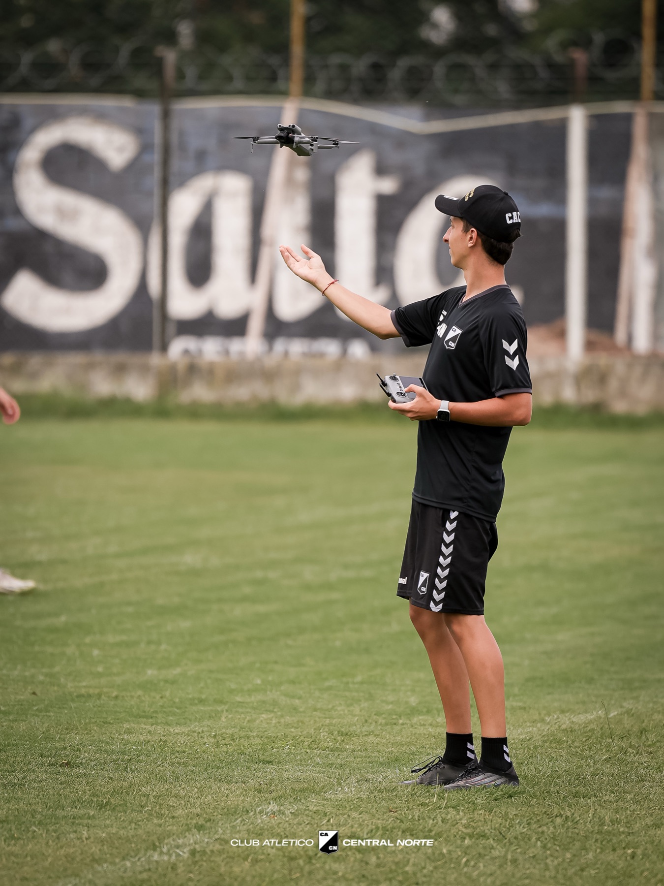 Bautista Drovetta operando un dron en cancha