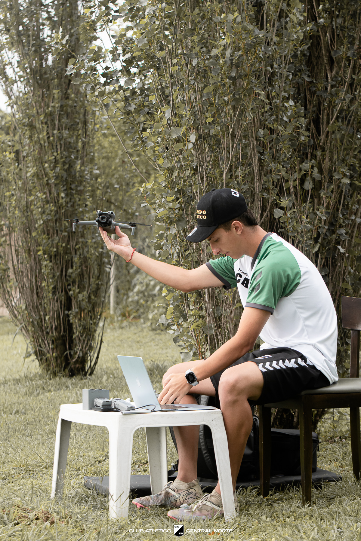 Bautista Drovetta trabajando con laptop y dron