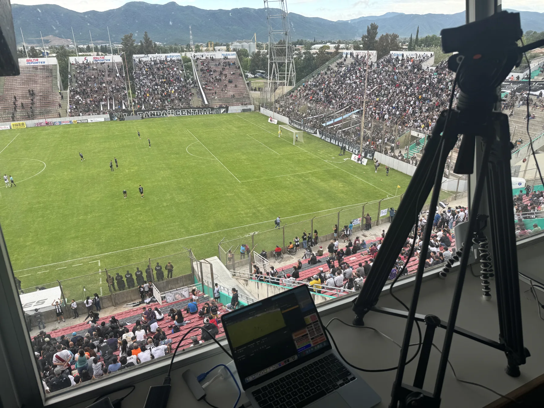 Equipamiento propio desplegado para análisis en vivo un día de partido